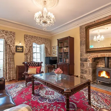 Дом отдыха Beautifully Restored Soldier's Barracks To Sleep 10 People Clarecastle