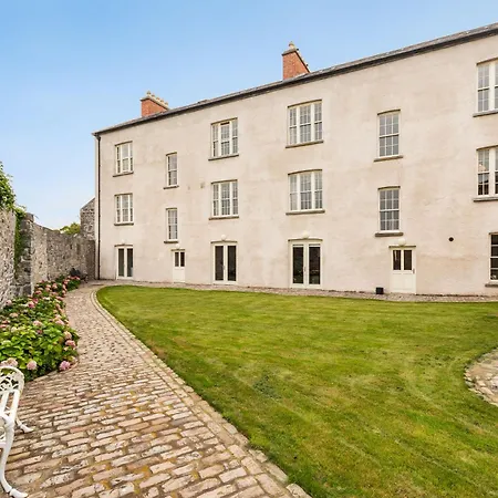 Holiday home Beautifully Restored Soldier's Barracks To Sleep 10 People