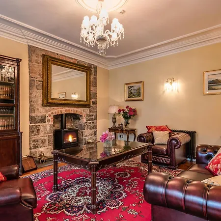 Дом отдыха Beautifully Restored Soldier's Barracks To Sleep 10 People *