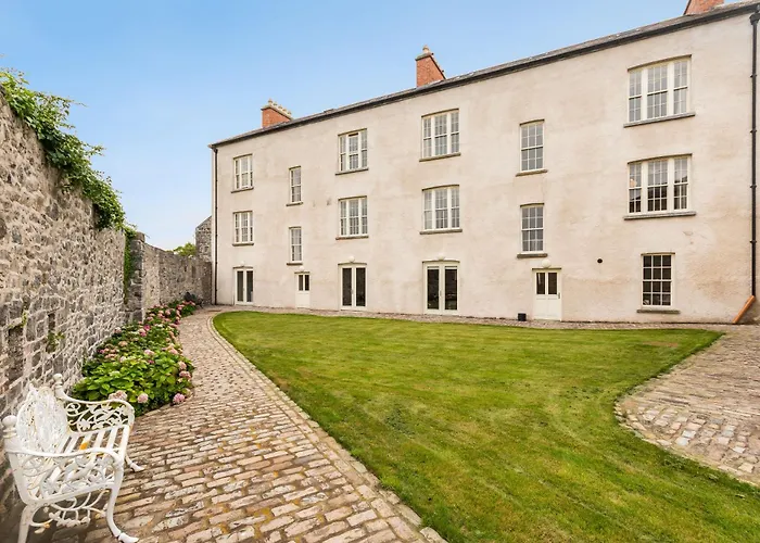 Feriehus Beautifully Restored Soldier's Barracks To Sleep 10 People